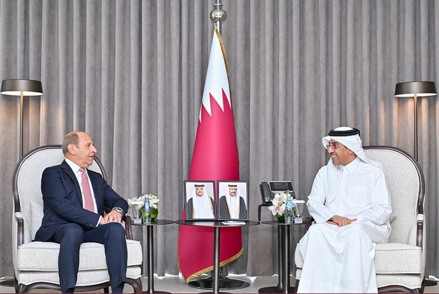 وزير العمل القطري يجتمع مع السفير