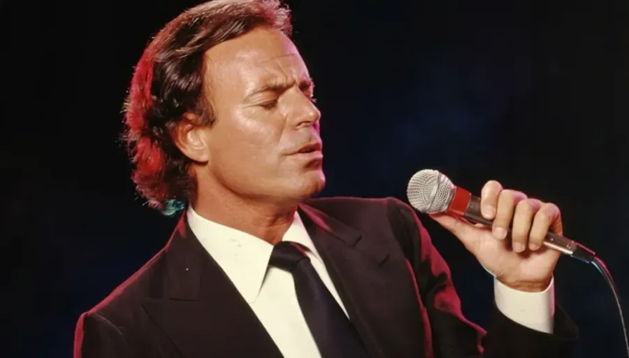 أسطورة الغناء خوليو إغليسياس.. متهم بالاعتداء