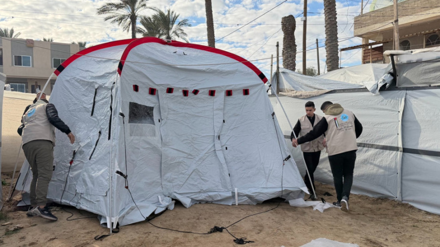 الحملة الأردنية والهيئة الخيرية توزعان خياما