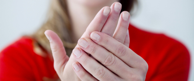 هل تدل برودة اليدين والقدمين المستمرة