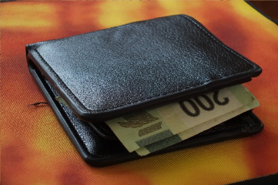 وجدت مالا في حقيبة ابنها المدرسية