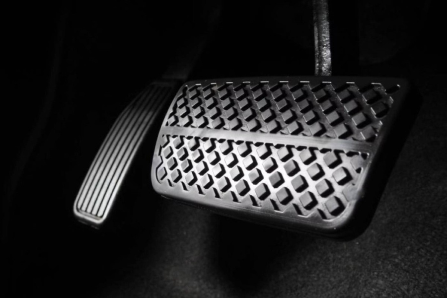 القيادة بدواسة واحدة.. ميزة مخفية في