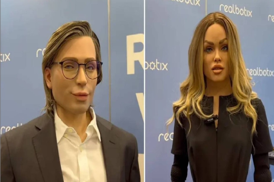 كاريزما السيليكون.. أول حوار مستقل بين