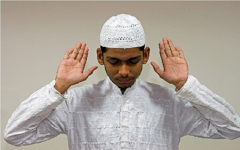 حكم ضم الأصابع أو تفريقها عند