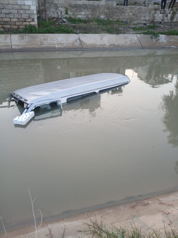 انتشال مركبة تعرضت للسقوط في قناة