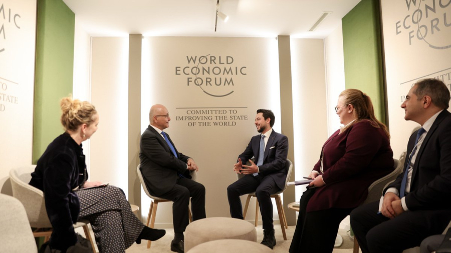 ولي العهد يلتقي في دافوس المفوض