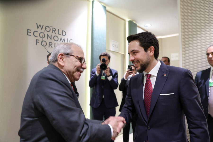 ولي العهد يلتقي رئيس الوزراء اللبناني