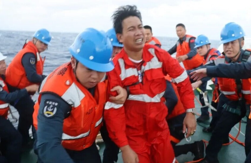 فقدان 8 أشخاص وإنقاذ 13 في