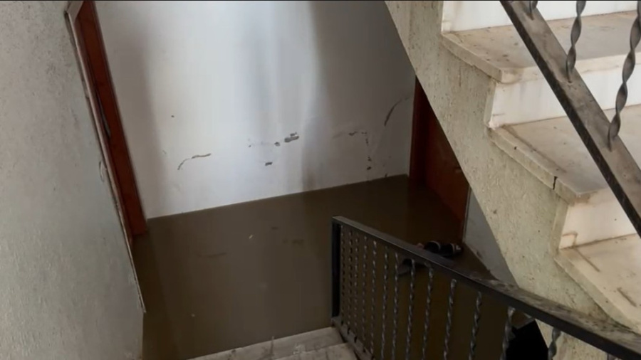 مياه الصرف الصحي تداهم منازل في