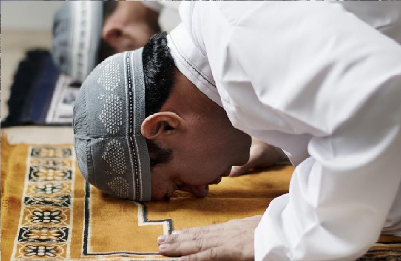 سجود الشكر بعد الصلاة بدعة محدثة