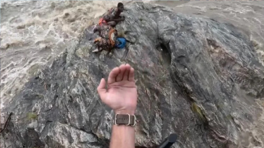 عملية إنقاذ استثنائية لزوجين حاصرتهما الفيضانات