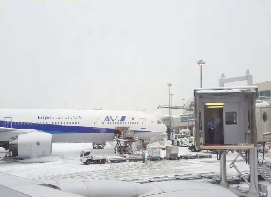 الثلوج تحاصر 7000 مسافر في مطار