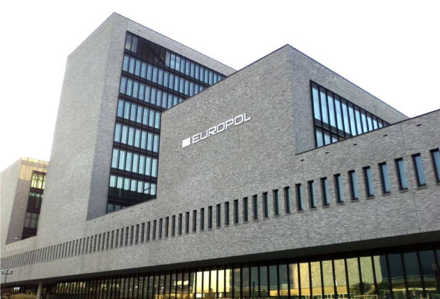 غواصات ودرونز وأماكن إخفاء تحت الماء: