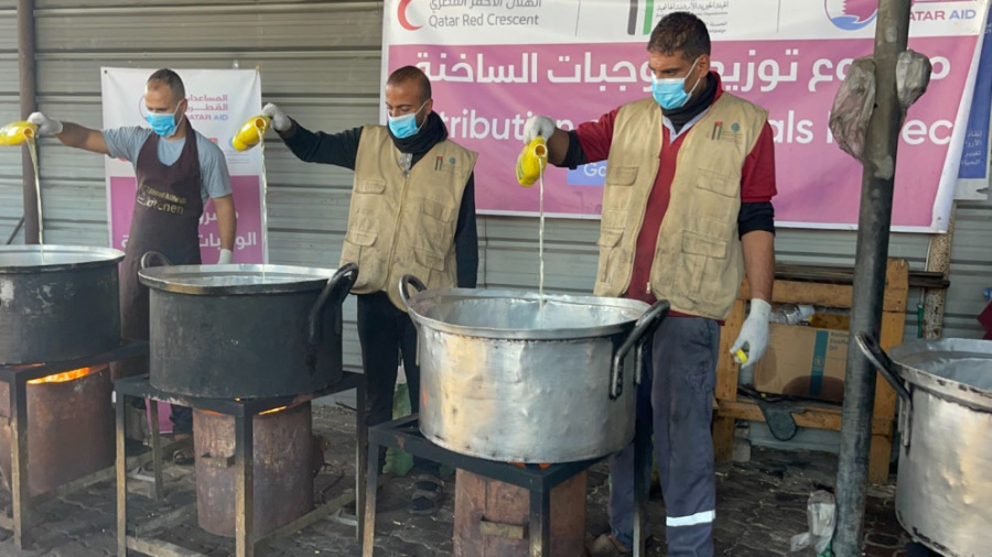 فرق الإغاثة الأردنية القطرية توزّع وجبات