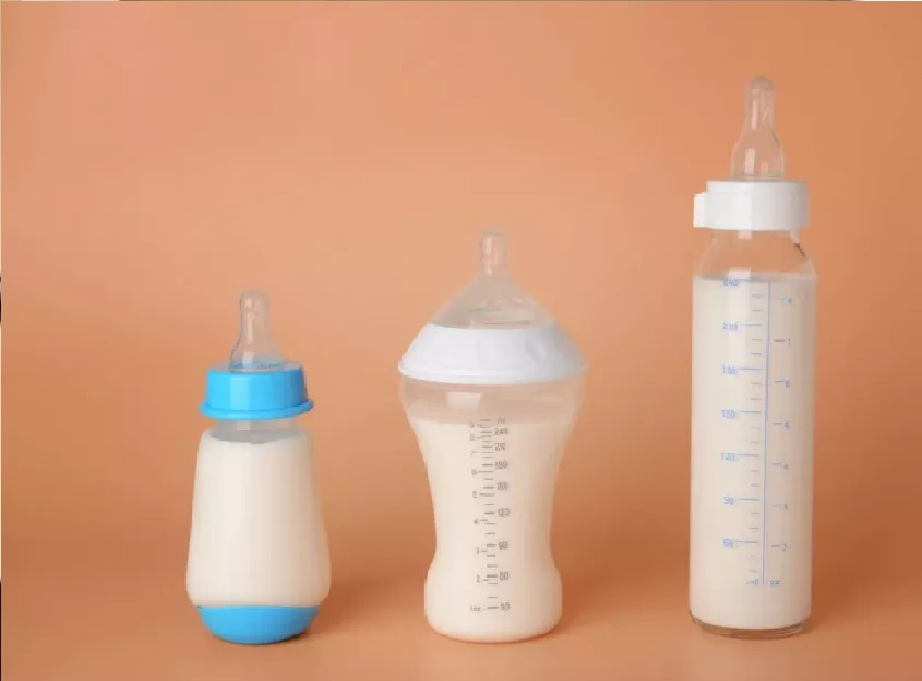 فرنسا تحظر دفعات من حليب الرضع