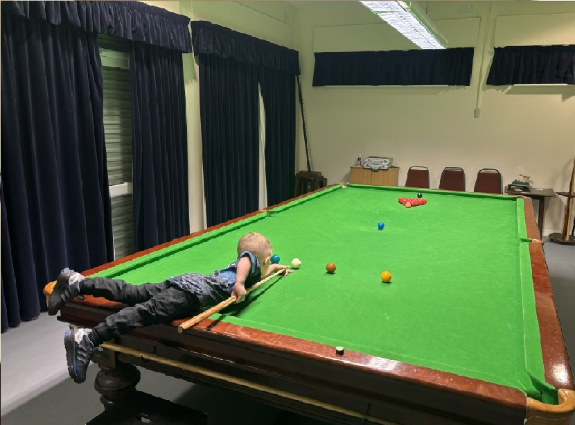 معجزة البلياردو.. طفل في الثانية من