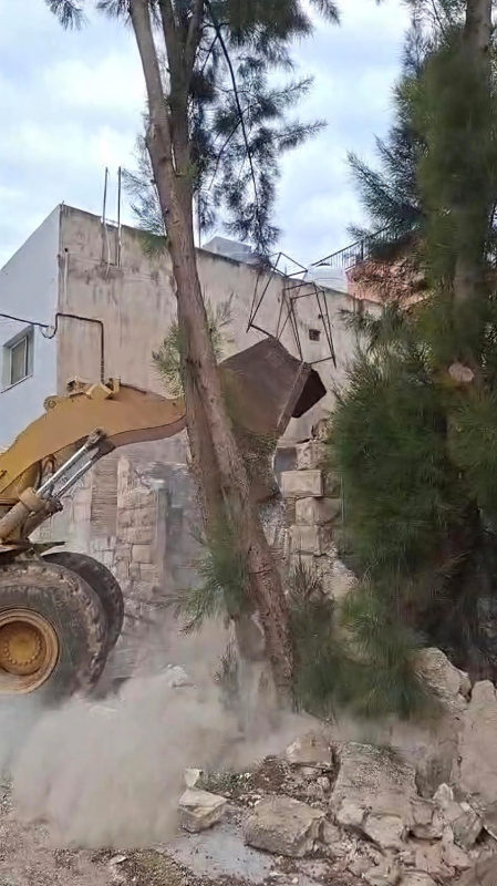 بلدية إربد تزيل بناء مهجورا آيلا