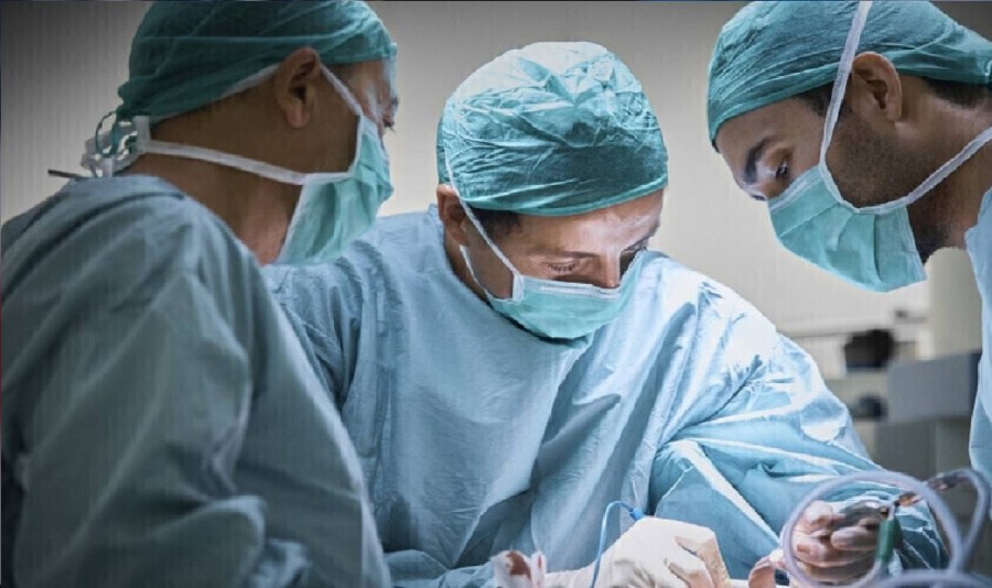 نظام رئة اصطناعي مؤقت.. مريض يبقى