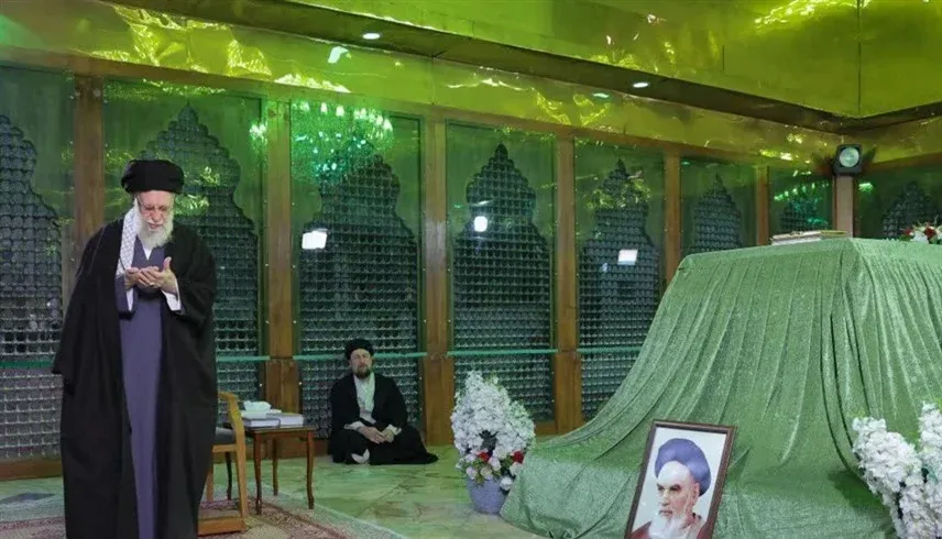 خامنئي يظهر أمام قبر الخميني والذراع