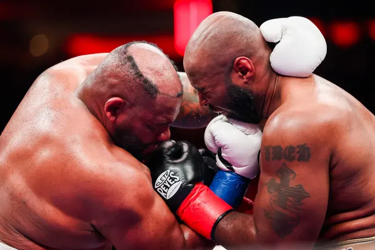 تلقى لكمة عنيفة.. ففقد شعره المستعار