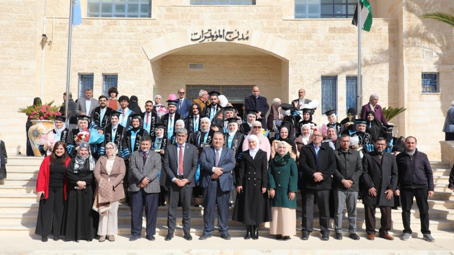 طلبة كلية الصيدلة في جامعة الزرقاء