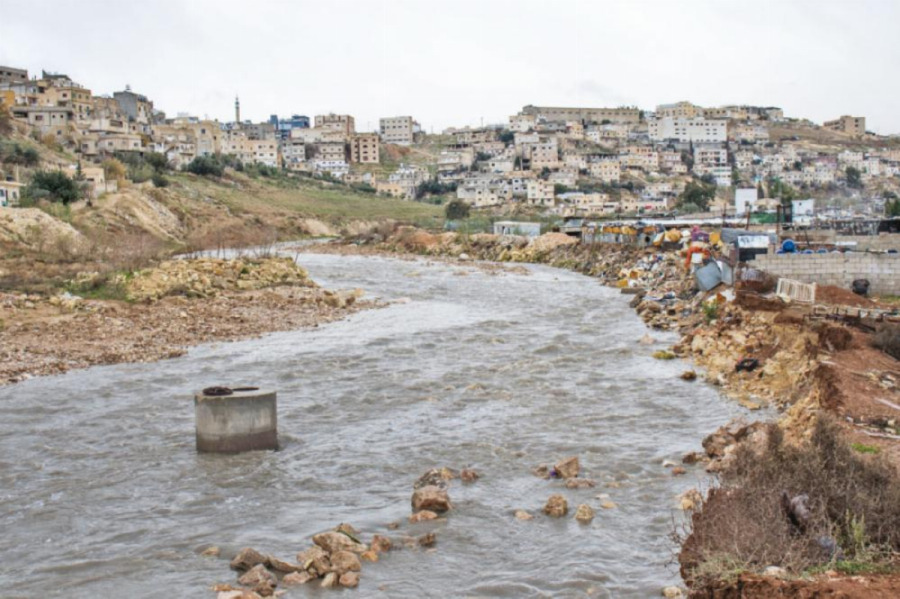 سقوط شخص داخل مجرى سيل الزرقاء..