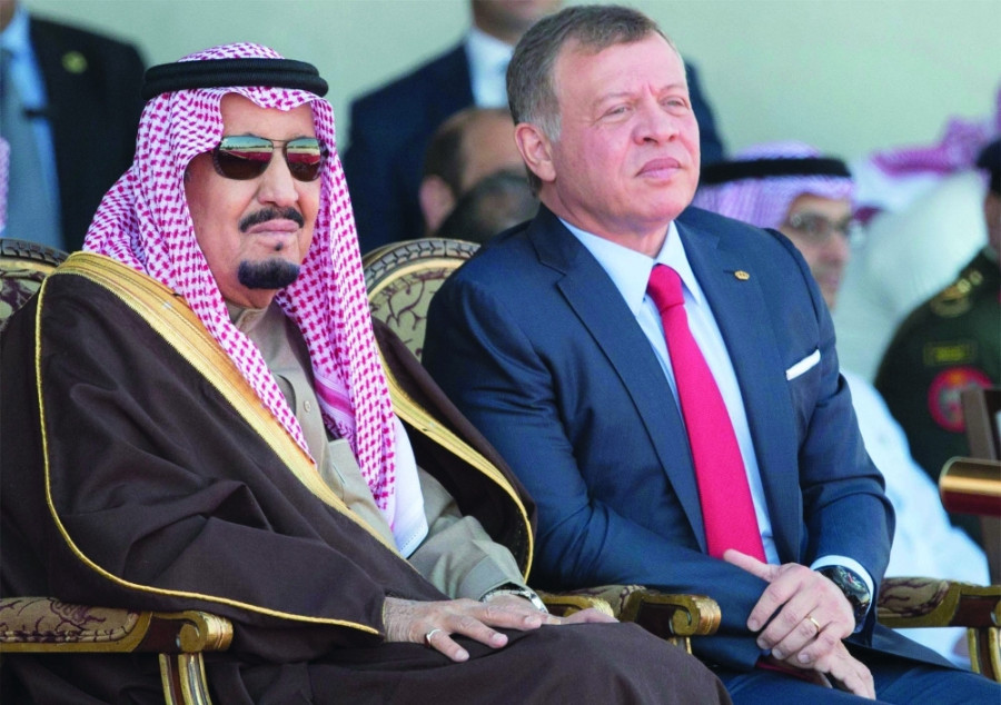 الملك سلمان ومحمد بن سلمان يعزيان