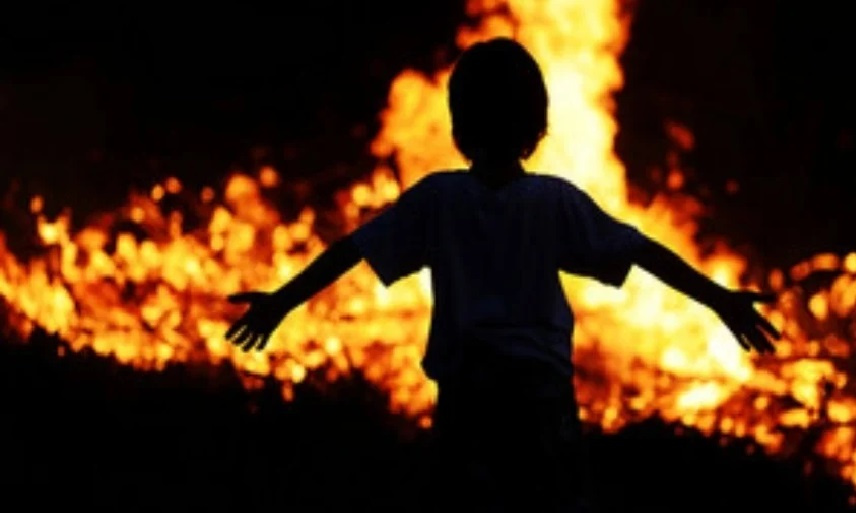 أب وزوجته يشعلان النيران في طفلة