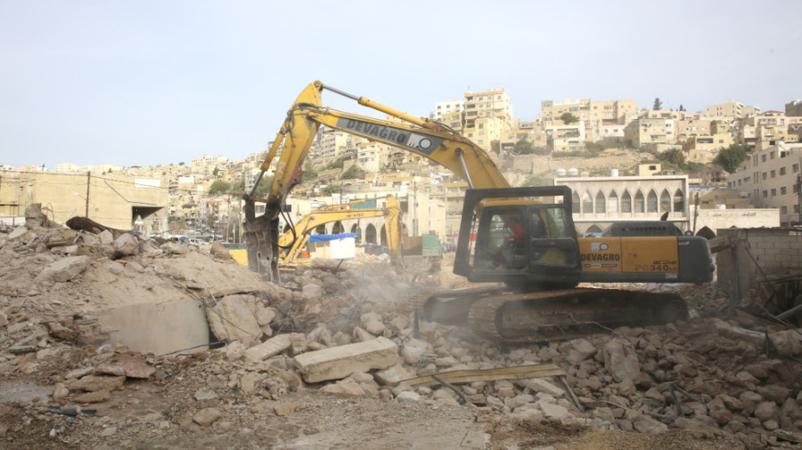 أعمال هدم في شارع الطلياني ضمن