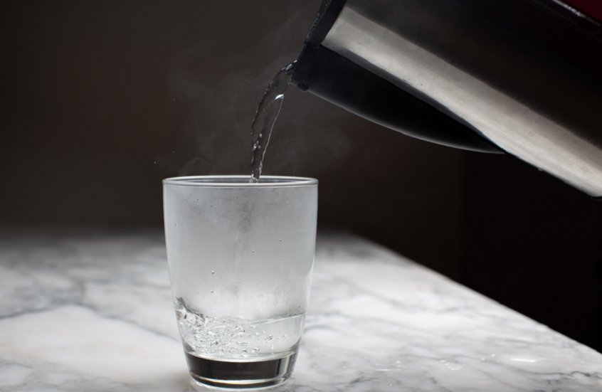 فوائد الماء الساخن.. بين الواقع والخرافة