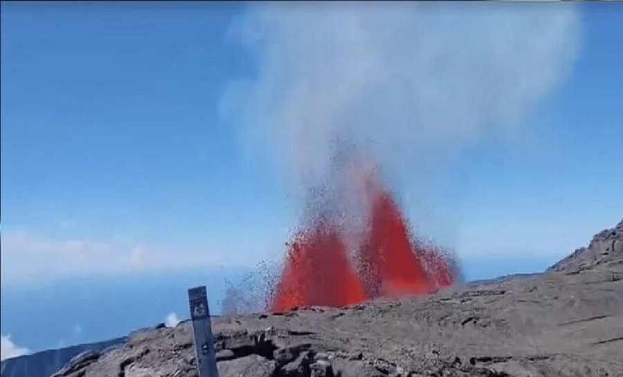لحظات مرعبة.. سياح يوثقون هروبهم من