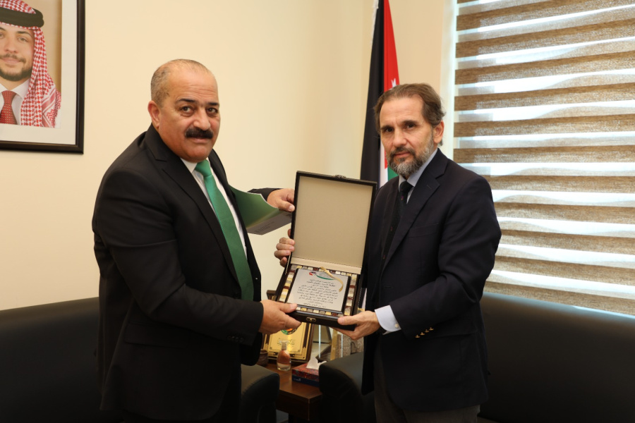 الأمير مرعد يكرم المحافظ السابق العتوم