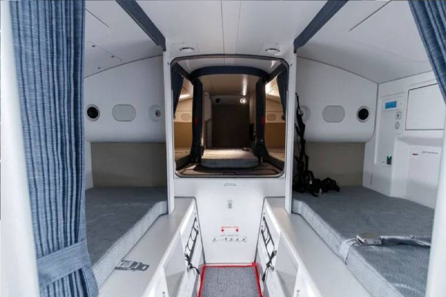 غرف نوم سرية خلف قمرة القيادة..