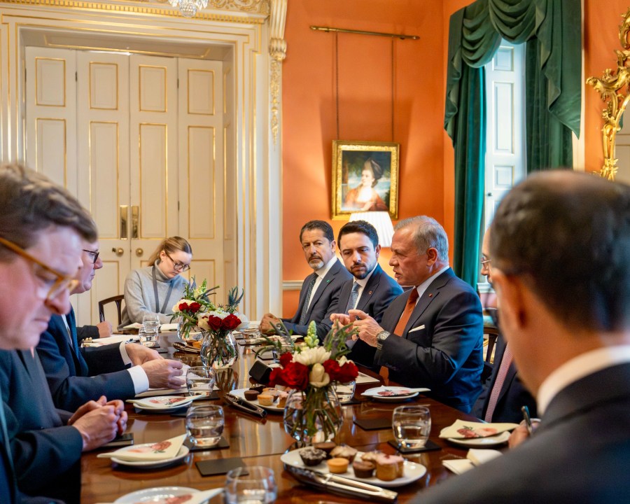 الملك يلتقي رئيس الوزراء البريطاني في