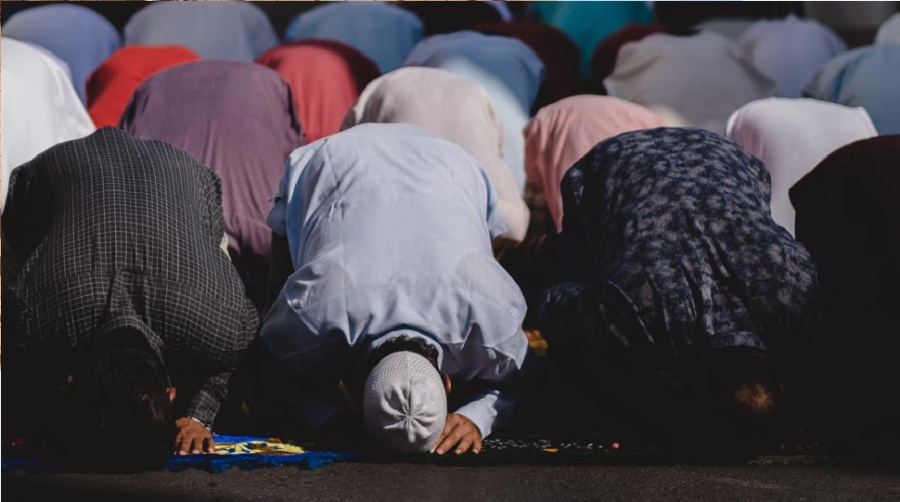 خلاف العلماء في حكم صلاة الجماعة