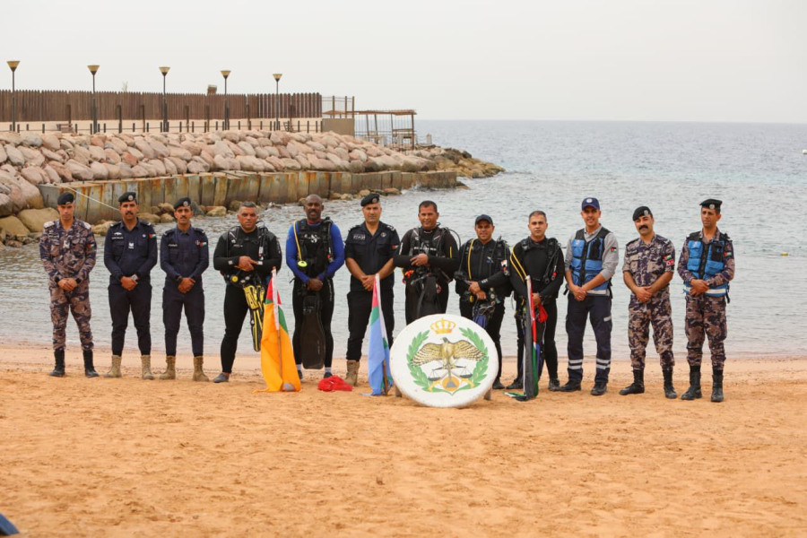 غطاسو الدفاع المدني يعملون على تنظيف