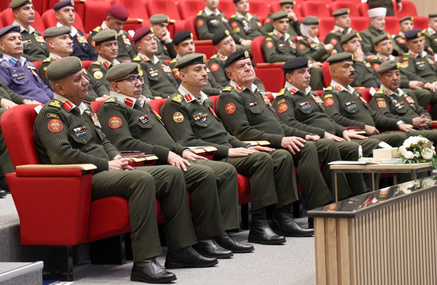 اللواء الحنيطي يوزع الكؤوس على الوحدات