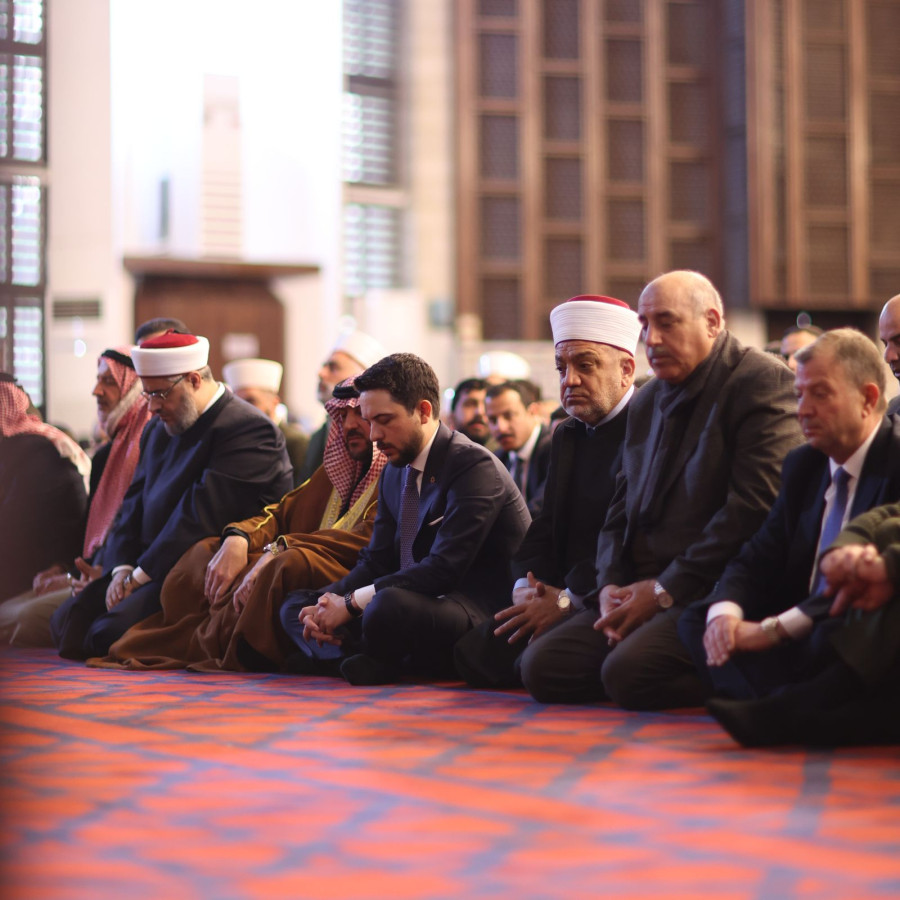 ولي العهد يؤدي صلاة الجمعة الأولى