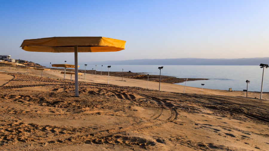 بدء تطوير شاطئ البحر الميت السياحي..