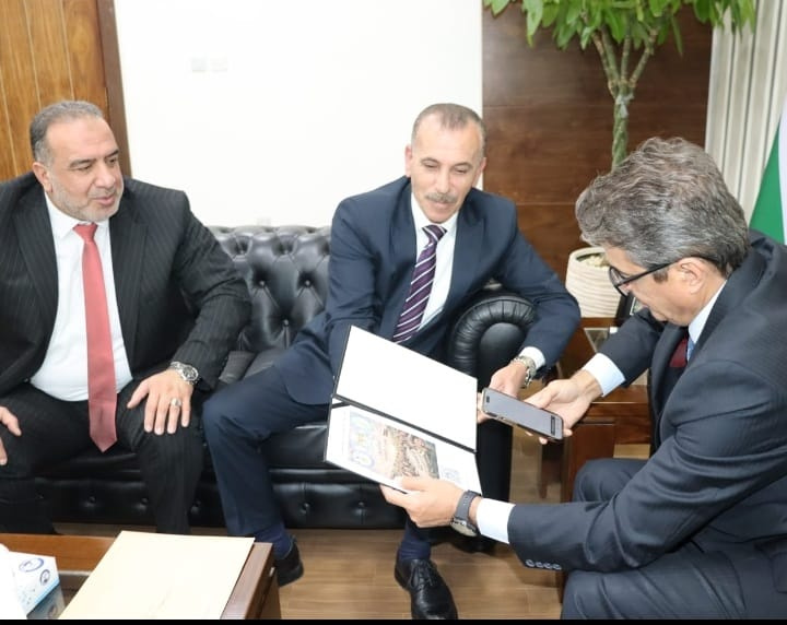 وزير الشباب يشارك بتوقيعه في الحملة