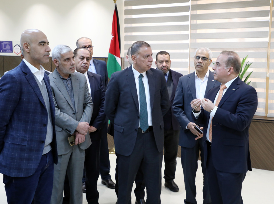 الفراية يفتتح مكتب الخدمة المستعجلة في