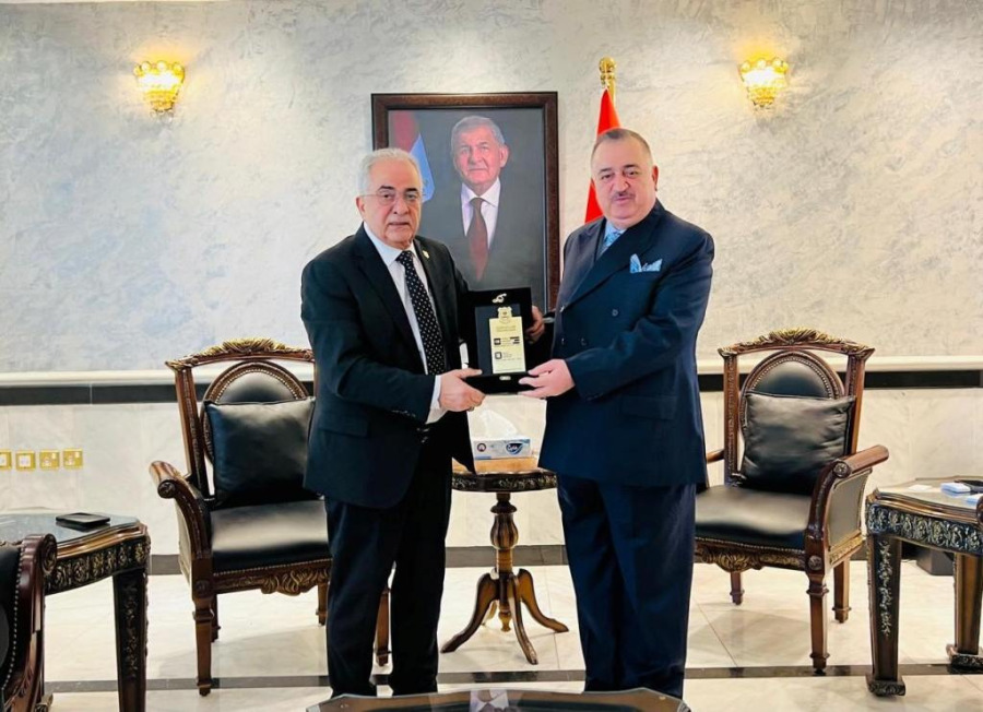 رئيس عمّان الأهلية يزور سفير جمهورية