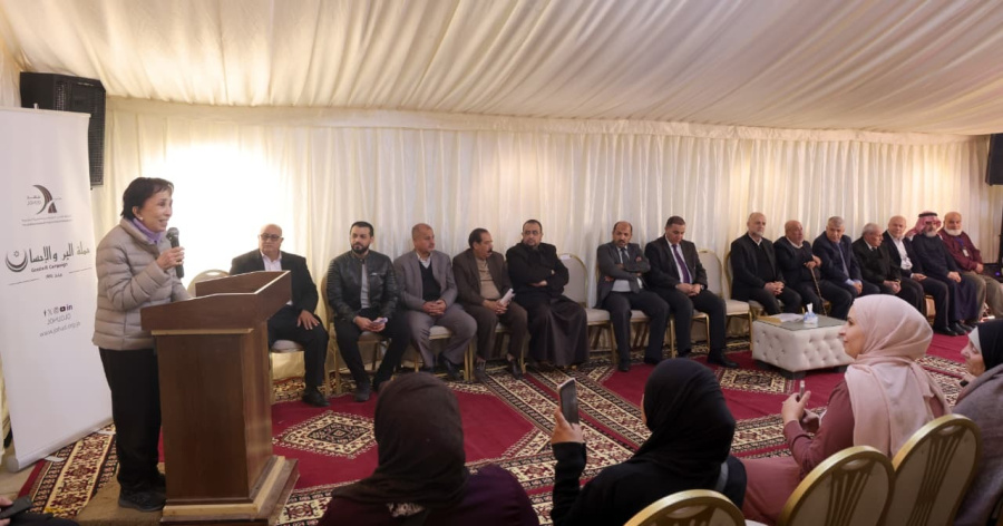 الأميرة بسمة بنت طلال تسلم مساعدات