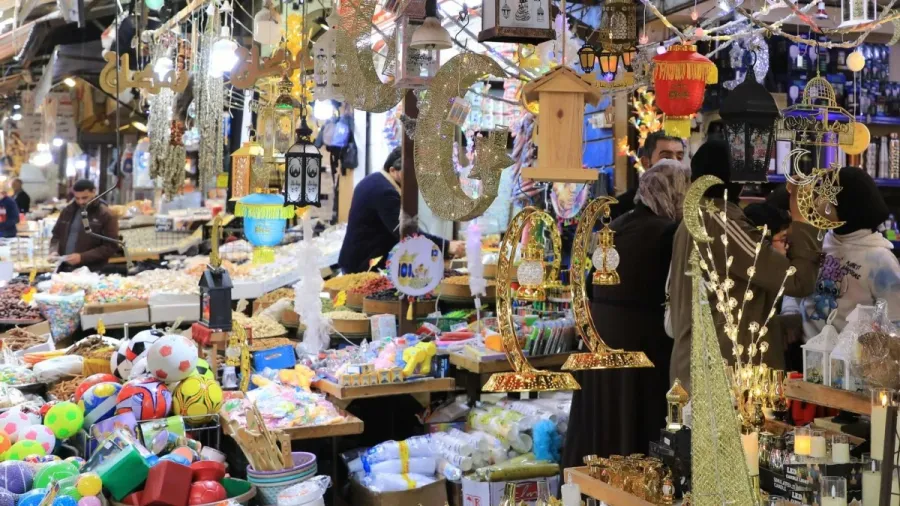 شباب يحوّلون زحام الأسواق إلى مصدر