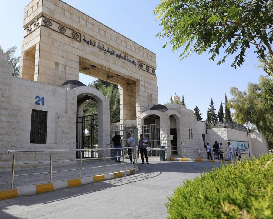 جامعة العلوم التطبيقية تنذر دكتور