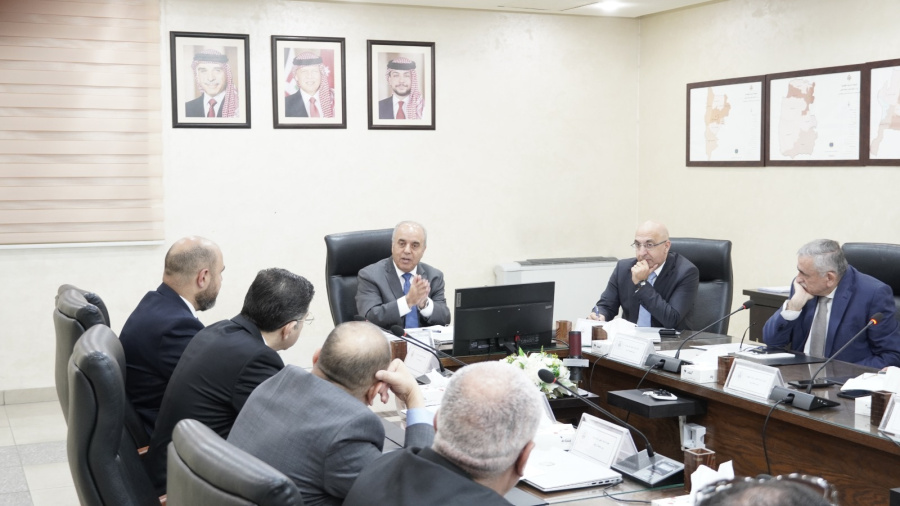 محافظة يلتقي رؤساء الجامعات الأردنية ويطالبهم