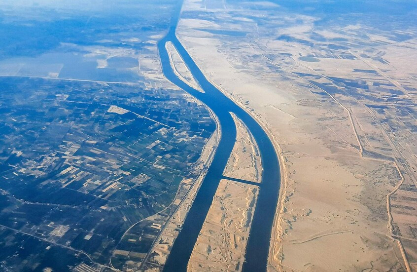 مصر.. قناة السويس تواصل عملها بشكل