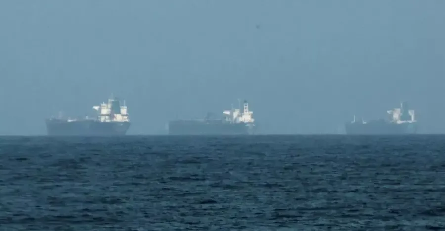 العشرات من ناقلات النفط عالقة في