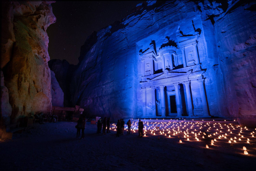 إضاءة خزنة البترا بالأزرق تكريما لرجال