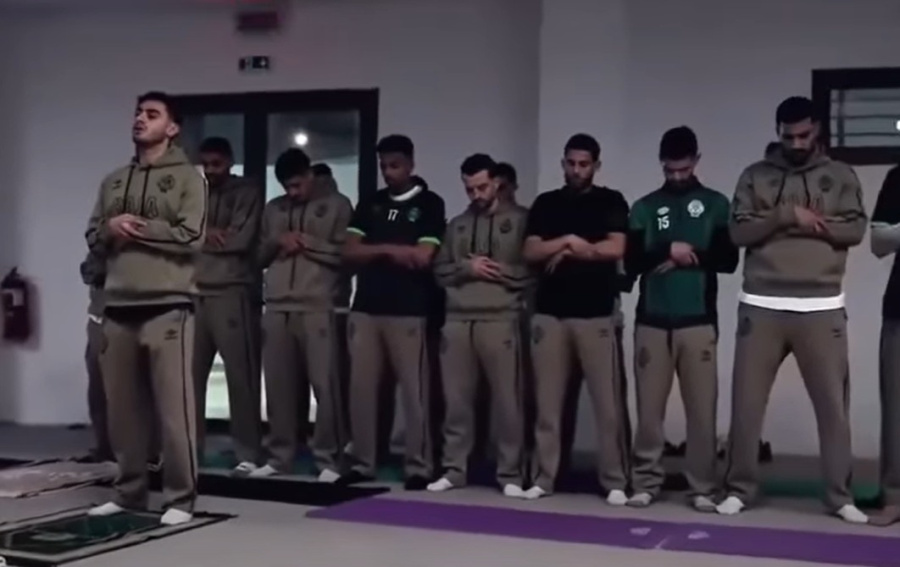 شاهد.. النشمي شرارة يؤم لاعبي الرجاء